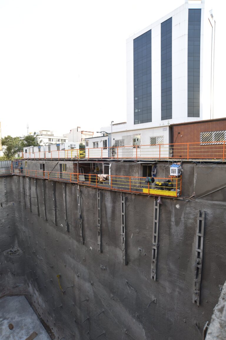 استفاده از سولجر معلق و انکراژ جهت پایدارسازی دیواره گود شهری-شرکت ژئوسازه